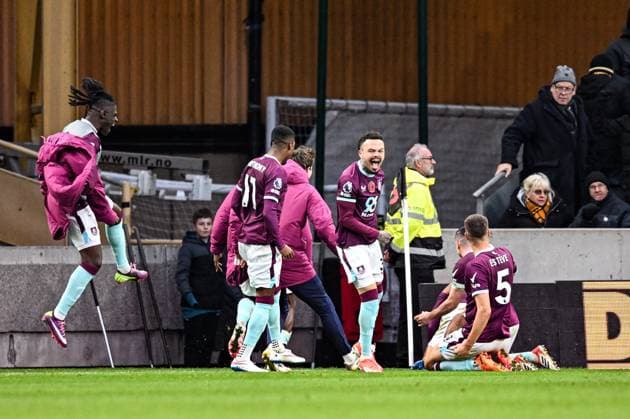 26th October 2025; Molineux Stadium, Wolverhampton, West Midlands, England; Premier League Football, Wolverhampton Wanderers versus Burnley; Lyle Foster of Burnley celebrates with his team after scoring the winner in the 5th minute of added time in the second half to make the score 2-3  GodfreyxPitt