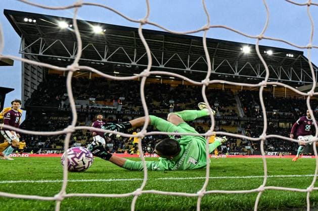 26th October 2025; Molineux Stadium, Wolverhampton, West Midlands, England; Premier League Football, Wolverhampton Wanderers versus Burnley; Martin Dubravka of Burnley makes a low save  GodfreyxPitt
