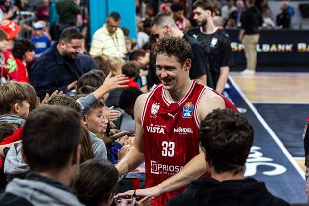 GER, easy Credit Basketball Bundesliga, BMA365 Bamberg Baskets Niners Chemnitz 26 10 2025, BROSE Arena, Bamberg, GER, easy Credit Basketball Bundesliga, BMA365 Bamberg Baskets Niners Chemnitz Patrick Heckmann BMA365 Bamberg Baskets, 33 thanks the fans Photo Alexander Trienitz Bamberg BROSE Arena Bayern Germany