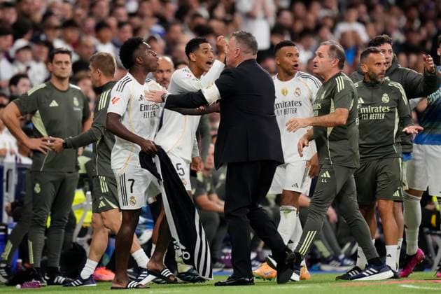 Real Madrid CF v FC Barcelona, Barca - LaLiga EA Sports Vinicius Junior left winger of Real Madrid and Brazil protest to referee during the La Liga EA Sports match between Real Madrid CF and FC Barcelona at Estadio Santiago Bernabeu on October 26, 2025 in Madrid, Spain. Madrid Spain  Copyright: xJosexBretonx originalFilename:bretonhernandez-realmadr251026_npnD0.jpg
