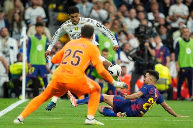 REAL MADRID CF v FC Barcelona, Barca LA LIGA 2025 2026. ROUND 10. Real Madrid CF™s Jude Bellingham (c) and FC Barcelona s Wojciech Szczesny (l) and Eric Garcia during La Liga match. October 26, 2025. (ALTERPHOTOS Acero) MadridSpain  Copyright: xAcerox