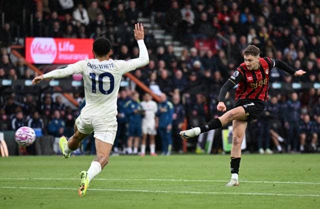 26th October 2025, Bournemouth, Dorset, England; Premier League Football, AFC Bournemouth versus Nottingham Forest; David Brooks of Bournemouth shoots under pressure from Morgan Gibbs-White of Nottingham Forest  SimonxWest