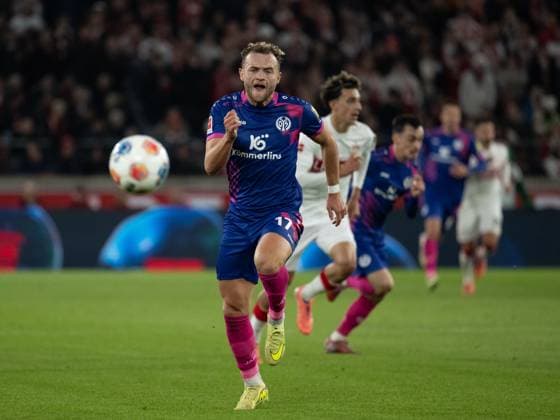 Benedict Hollerbach 1 FSV Mainz 05, 17 GER, VfB Stuttgart vs 1 FSV Mainz 05, Football, Men, 1 Bundesliga, Matchday 8, Season 2025 2026, 26 10 2025, DFL DFB REGULATES PROHIBIT ANY USE OF PHOTOGRAPHS AS IMAGE SEQUENCES AND OR QUASI VIDEO, GER, VfB Stuttgart vs 1 FSV Mainz 05, Football, Men, 1 Bundesliga, Matchday 8, Season 2025 2026, 26 10 2025 Stuttgart Copyright: xEibner-Pressefoto WolfgangxFrankx EP_WFK