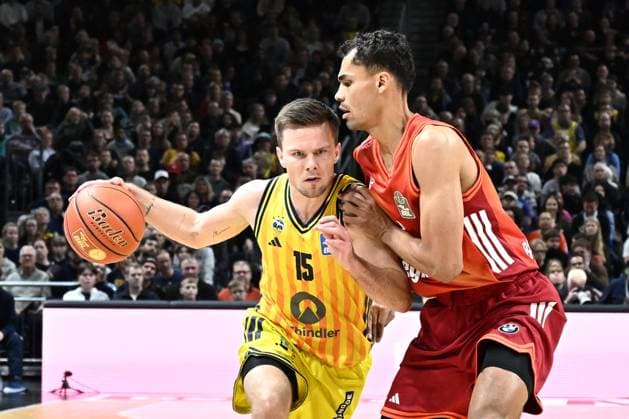 26 10 2025, xlakx, Basketball BBL Bundesliga, Alba Berlin FC Bayern Munich Basketball v l Martin Hermannsson Alba Berlin , Oscar da Silva FC Bayern Basketball duel, duel, fight, tackle Berlin Daniel Lakomski