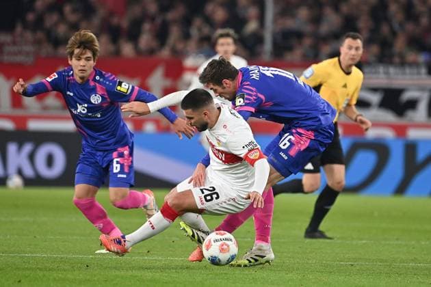 v re Stefan BELL 1 FSV Mainz 05 , Deniz UNDAV VFB Stuttgart , Kaishu SANO 1 FSV Mainz 05 action,duel Football 1 Bundesliga season 2025 2026, 8 Matchday, Matchday08 VfB Stuttgart 1 FSV Mainz 05 on 26 10 2025 MHP ARENA