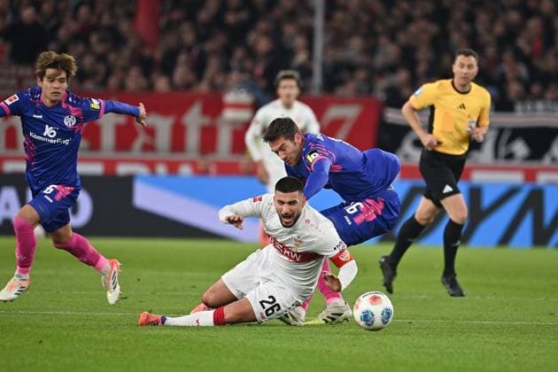 v re Stefan BELL 1 FSV Mainz 05 , Deniz UNDAV VFB Stuttgart , Kaishu SANO 1 FSV Mainz 05 action,duel Football 1 Bundesliga season 2025 2026, 8 Matchday, Matchday08 VfB Stuttgart 1 FSV Mainz 05 on 26 10 2025 MHP ARENA