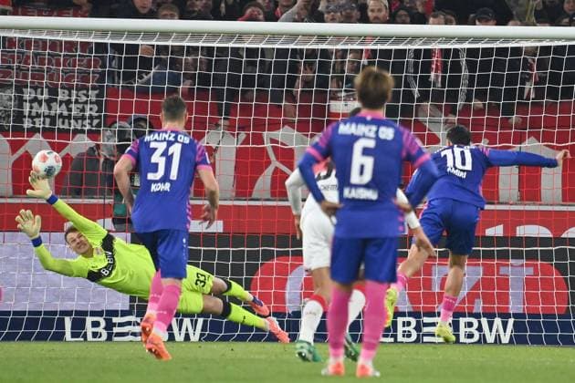 Goal Nadiem AMIRI 1 FSV Mainz 05 to 0 1 by penalty kick,penalty kick against goalkeeper Alexander NUEBEL VFB Stuttgart , Action,Goal kick Soccer 1 Bundesliga Season 2025 2026, Matchday 8, Matchday08 VfB Stuttgart 1 FSV Mainz 05 on 26 10 2025 MHP ARENA