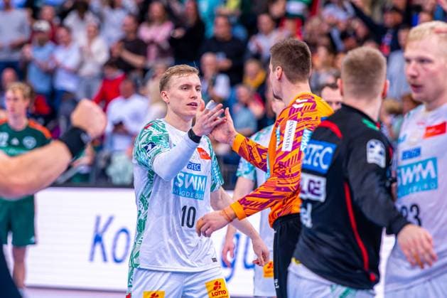 Gisli Thorgeir Kristjansson SC Magdeburg, No. 10 Sergey Hernandez Ferrer SC Magdeburg, No. 1 v l , TSV Hannover Burgdorf green against SC Magdeburg white on matchday 10 of the 2025 2026 season in the DAIKIN Handball Bundesliga 26 10 2025, ZAG Arena Hannover, GER , Copyright: xJanxGuentherx xTSVxHannover-Burgdorfx