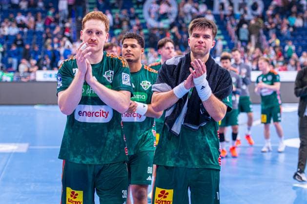 Lukas Stutzke TSV Hannover Burgdorf, No 39 Renars Uscins TSV Hannover Burgdorf, No 10 v l , TSV Hannover Burgdorf green against SC Magdeburg white on matchday 10 of the 2025 2026 season in the DAIKIN Handball Bundesliga 26 10 2025, ZAG Arena Hannover, GER , Copyright: xJanxGuentherx xTSVxHannover-Burgdorfx