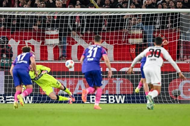 Nadiem Amiri (1. FSV Mainz 05) Torschuss zum 0:1 waehrend des Spiels der 1. Bundesliga zwischen VfB Stuttgart und 1. FSV Mainz 05, MHPArena Stuttgart am 26. October 2025 in Stuttgart, Deutschland. (Foto von Harry Langer DeFodi Images) +++ Nadiem Amiri (1. FSV Mainz 05) scores his team s first goal during the Bundesliga match between VfB Stuttgart and 1. FSV Mainz 05 at MHPArena Stuttgart on October 26, 2025 in Stuttgart, Germany. (Photo by Harry Langer DeFodi Images) DFL regulations prohibit any use of photographs as image sequences and or quasi-video. (Photo by Harry Langer DeFodi Images) DFL regulations prohibit any use of photographs as image sequences and or quasi-video. Nadiem Amiri 1 FSV Mainz 05 scores his team s first goal during the Bundesliga match between VfB Stuttgart and 1 FSV Mainz 05, MHPArena Stuttgart on October 26, 2025 in Stuttgart, Germany Photo by Harry Langer DeFodi Images Nadiem Amiri 1 FSV Mainz 05 scores his team s first goal during the Bundesliga match between VfB Stuttgart and 1 FSV Mainz 05 at MHPArena Stuttgart on October 26, 2025 in Stuttgart, Germany Photo by Harry Langer DeFodi Images DFL regulations prohibit any use of photographs as image sequences and or quasi video Photo by Harry Langer DeFodi Images DFL regulations prohibit any use of photographs as image sequences and or quasi video