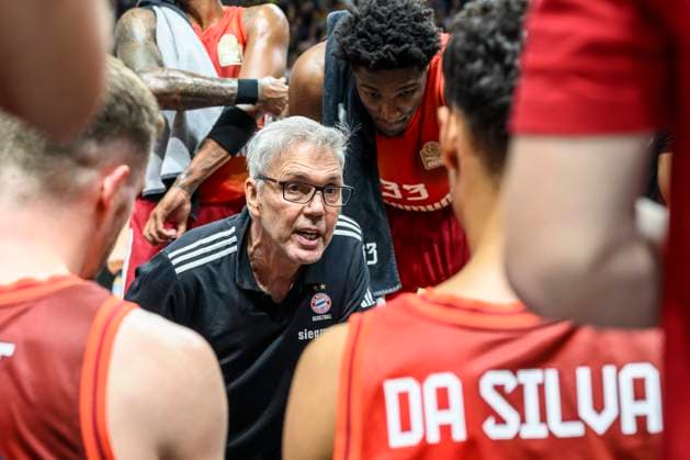 GER, Berlin, Basketball, Alba Berlin vs FC Bayern Basketball in the Uber Arena, BBL, Matchday 5, in the picture from l Gordon Herbert FCB, coach , briefs his team during the time-out, break, instruction, strategy 26 10 2025 Copyright: HMBxMedia UwexKoch