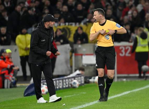 Referee Referee Felix Zwayer shows coach Coach Sebastian Hoeness VfB Stuttgart yellow card yellow warning VfB Stuttgart vs 1 FSV Mainz 05 26 10 2025 DFL REGULATIONS PROHIBIT ANY USE OF PHOTOGRAPHS AS IMAGE SEQUENCES AND OR QUASI VIDEO VfB Stuttgart vs 1 FSV Mainz 05