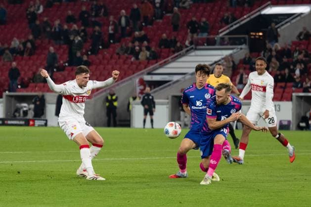 v li Pascal Stenzel VfB Stuttgart, 15 , Jae Sung Lee 1 FSV Mainz 05, 07 , Silvan Widmer 1 FSV Mainz 05, 30 , Goal kick, GER, VfB Stuttgart vs 1 FSV Mainz 05, Football, Men, 1 Bundesliga, Matchday 8, Season 2025 2026, 26 10 2025, DFL DFB REGULATES PROHIBIT ANY USE OF PHOTOGRAPHS AS IMAGE SEQUENCES AND OR QUASI VIDEO, GER, VfB Stuttgart vs 1 FSV Mainz 05, Football, Men, 1 Bundesliga, Matchday 8, Season 2025 2026, 26 10 2025 Stuttgart Copyright: xEibner-Pressefoto WolfgangxFrankx EP_WFK