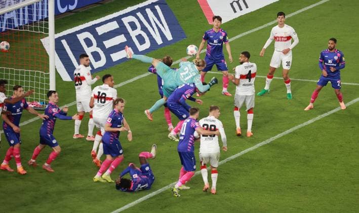 26 10 25 VfB Stuttgart 1 FSV Mainz 05 Germany, Stuttgart, 26 10 2025, Football, Bundesliga, Season 2025 2026, VfB Stuttgart 1 FSV Mainz 05 Goalkeeper Robin Zentner Mainz flies in the penalty area