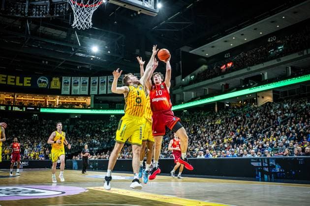 Basketball Berlin 26 10 2025 Season 2025 2026 easyCredit BBL 1 Bundesliga Men, Men Alba Berlin FC Bayern Munich Basketball Justinian Jessup Munich, No 10 Malte Delow Alba Berlin, No 06