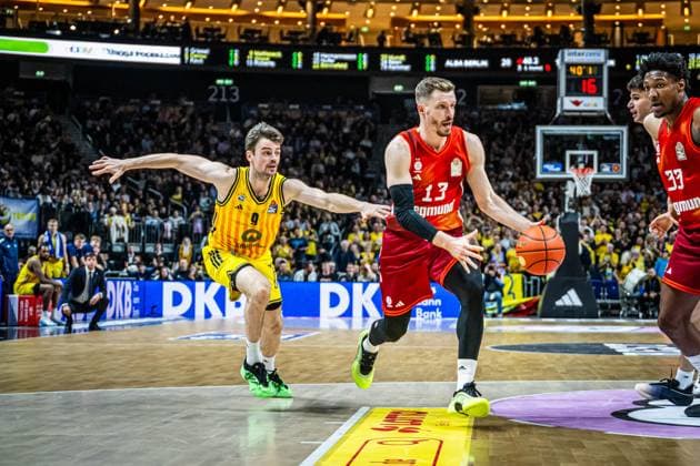 Basketball Berlin 26 10 2025 Season 2025 2026 easyCredit BBL 1 Bundesliga Men, Men Alba Berlin FC Bayern Munich Basketball Andreas Obst Munich, No 13 Jonas Mattisseck Alba Berlin, No 09