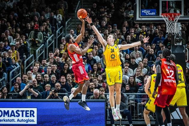 Basketball Berlin 26 10 2025 Season 2025 2026 easyCredit BBL 1 Bundesliga Men, Men Alba Berlin FC Bayern Munich Basketball Kamar Baldwin Munich, No 44 Justin Bean Alba Berlin, No 34