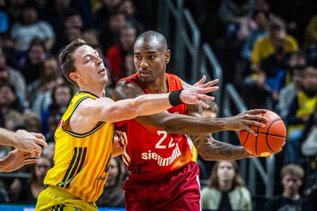 Basketball Berlin 26 10 2025 Season 2025 2026 easyCredit BBL 1 Bundesliga Men, Men Alba Berlin FC Bayern Munich Basketball Isiaha Mike Munich, No 22 Justin Bean Alba Berlin, No 34