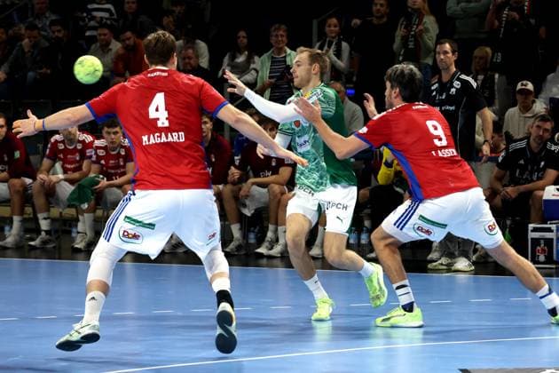 DEU, DHB, 1 HBL, Fuechse Berlin vs HSV, 26 10 2025, Max Schmeling Halle, Berlin, DEU, DHB, 1 HBL, Fuechse Berlin vs HSV, in the picture Mathias Gidsel Fuechse Berlin 19 , Andreas Magaard HSV Hamburg 4 , Jacob Lassen HSV Hamburg 9 nordphotoxGmbHx xEngler nph00076