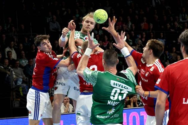 DEU, DHB, 1 HBL, Fuechse Berlin vs HSV, 26 10 2025, Max Schmeling Halle, Berlin, DEU, DHB, 1 HBL, Fuechse Berlin vs HSV, pictured Matthes Langhoff Fuechse Berlin 25 , Mijajlo Marsenic Fuechse Berlin 93 , Elias Kofler HSV Hamburg 6 , Levin Unbehaun HSV Hamburg 31 , Andreas Magaard HSV Hamburg 4 nordphotoxGmbHx xEngler nph00076