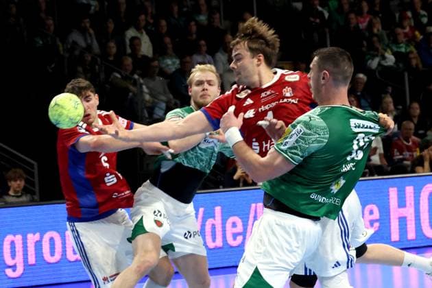 DEU, DHB, 1 HBL, Fuechse Berlin vs HSV, 26 10 2025, Max Schmeling Halle, Berlin, DEU, DHB, 1 HBL, Fuechse Berlin vs HSV, in the picture Matthes Langhoff Fuechse Berlin 25 , Mijajlo Marsenic Fuechse Berlin 93 , Andreas Magaard HSV Hamburg 4 , Elias Kofler HSV Hamburg 6 , nordphotoxGmbHx xEngler nph00076