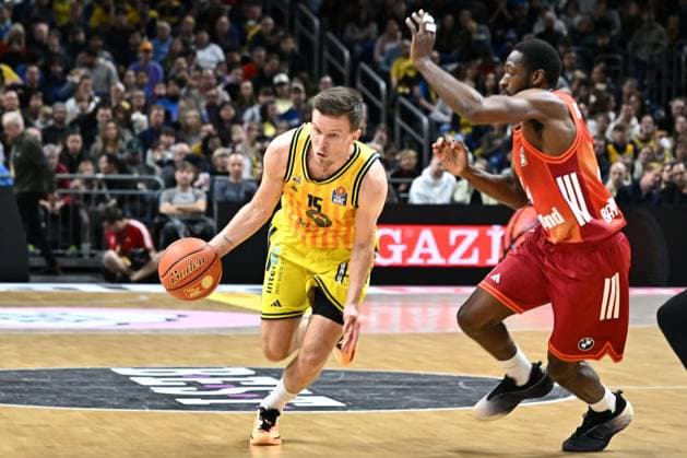 26 10 2025, xlakx, Basketball BBL Bundesliga, Alba Berlin FC Bayern Munich Basketball v l Martin Hermannsson Alba Berlin , Xavier Rathan Mayes FC Bayern Basketball duel, duel, fight, tackle Berlin Daniel Lakomski