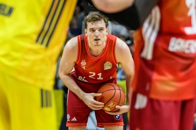 GER, Berlin, Basketball, Alba Berlin vs FC Bayern Basketball in the Uber Arena, BBL, Matchday 5, in the picture from l Justus Hollatz FCB, 21 , is looking for a starting position, 26 10 2025 Copyright: HMBxMedia UwexKoch