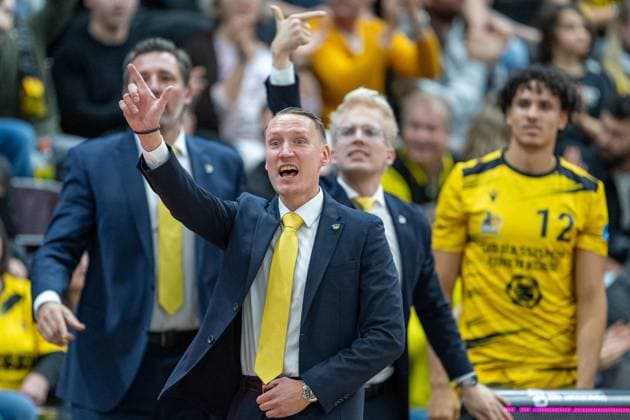 Kenneth Desloovere MHP RIESEN Ludwigsburg, Co Coach , Mikko Riipinen MHP RIESEN Ludwigsburg, Head Coach , Johs Andersen MHP RIESEN Ludwigsburg, Co Coach , GER, MHP RIESEN Ludwigsburg vs ratiopharm ulm, easycredit BBL, Basketball, Bundesliga, Matchday 5, Season 2025 2026, 26 10 2025, GER, MHP RIESEN Ludwigsburg vs ratiopharm ulm, easycredit BBL, Basketball, Bundesliga, Matchday 5, Season 2025 2026, 26 10 2025 Ludwigsburg Copyright: xEibner-Pressefoto SaschaxWaltherx EP_EER