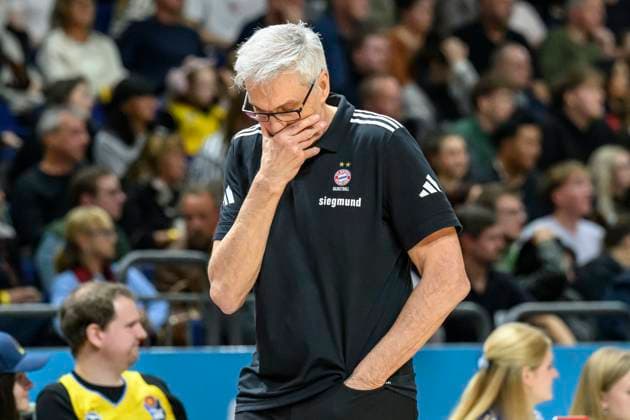 GER, Berlin, Basketball, Alba Berlin vs FC Bayern Basketball in the Uber Arena, BBL, Matchday 5, in the picture from l Gordon Herbert FCB, coach , sad, depressed, angry, trailing at half time, 26 10 2025 Copyright: HMBxMedia UwexKoch