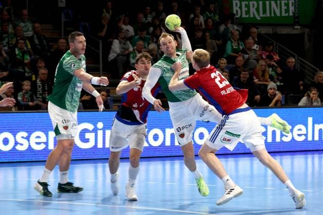 DEU, DHB, 1 HBL, Fuechse Berlin vs HSV, 26 10 2025, Max Schmeling Halle, Berlin, DEU, DHB, 1 HBL, Fuechse Berlin vs HSV, in the picture Mathias Gidsel Fuechse Berlin 19 , Mijajlo Marsenic Fuechse Berlin 93 , Einar Olafsson HSV Hamburg 23 , Elias Kofler HSV Hamburg 6 nordphotoxGmbHx xEngler nph00076