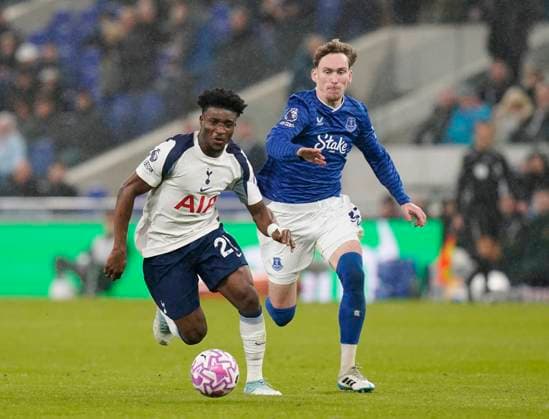 Liverpool, England, 26th October 2025. Mohammed Kudus of Tottenham tussles with James Garner of Everton during the Everton vs Tottenham Hotspur Premier League match at Hill Dickinson Stadium, Liverpool. Picture credit should read: Andrew Yates Sportimage EDITORIAL USE ONLY. No use with unauthorised audio, video, data, fixture lists, club league logos or live services. Online in-match use limited to 120 images, no video emulation. No use in betting, games or single club league player publications. SPI_042_AY_Everton_Spurs SPI-4241-0042