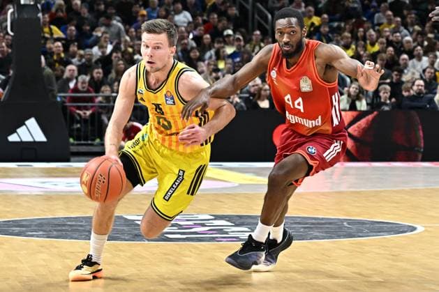 26 10 2025, xlakx, Basketball BBL Bundesliga, Alba Berlin FC Bayern Munich Basketball v l Martin Hermannsson Alba Berlin , Xavier Rathan Mayes FC Bayern Basketball duel, duel, fight, tackle Berlin Daniel Lakomski