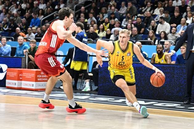26 10 2025, xlakx, Basketball BBL Bundesliga, Alba Berlin FC Bayern Munich Basketball v l Justinian Jessup FC Bayern Basketball , Sam Griesel Alba Berlin duel, duel, fight, tackle Berlin Daniel Lakomski