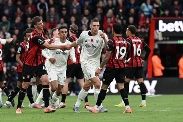 Bournemouth v Nottingham Forest Premier League 26 10 2025. An angry Nikola Milenkovic (31) of Nottingham Forest is pulled away from Justin Kluivert (19) of AFC Bournemouth by Veljko Milosavljevic (44) of AFC Bournemouth during the Premier League match between Bournemouth and Nottingham Forest at the Vitality Stadium, Bournemouth, England on 26 October 2025. Bournemouth Vitality Stadium Dorset England Editorial use only DataCo restrictions apply See www.football-dataco.com , Copyright: xGrahamxHuntx PSI-23107-0260