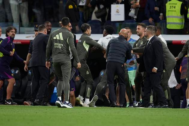 Raphinha Dias Belloli FC Barcelona, Barca and Vinicius Jr (Real Madrid CF) argue during the LaLiga EA Sports match between Real Madrid v FC Barcelona at Santiago BernabÃ u on October 26, 2025 in Madrid, Spain. (Photo by Manu Reino DeFodi Images) Raphinha Dias Belloli FC Barcelona and Vinicius Jr Real Madrid CF argue during the LaLiga EA Sports match between Real Madrid v FC Barcelona at Santiago BernabÃ u on October 26, 2025 in Madrid, Spain Photo by Manu Reino DeFodi Images