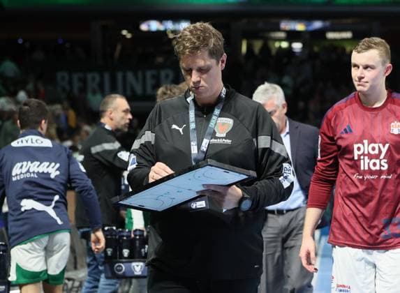 GER HBL season 2025 2026 FÜCHSE Berlin vs HSV Hamburg, 26 10 25, Max Schmeling Halle, Berlin, Nikolej KRICKAU Füchse Berlin coach on the way to the half-time meeting