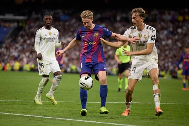 Frenkie de Jong FC Barcelona, Barca and Dean Huijsen (Real Madrid CF) battle for the ball during the LaLiga EA Sports match between Real Madrid v FC Barcelona at Santiago BernabÃ u on October 26, 2025 in Madrid, Spain. (Photo by Manu Reino DeFodi Images) Frenkie de Jong FC Barcelona and Dean Huijsen Real Madrid CF battle for the ball during the LaLiga EA Sports match between Real Madrid v FC Barcelona at Santiago BernabÃ u on October 26, 2025 in Madrid, Spain Photo by Manu Reino DeFodi Images