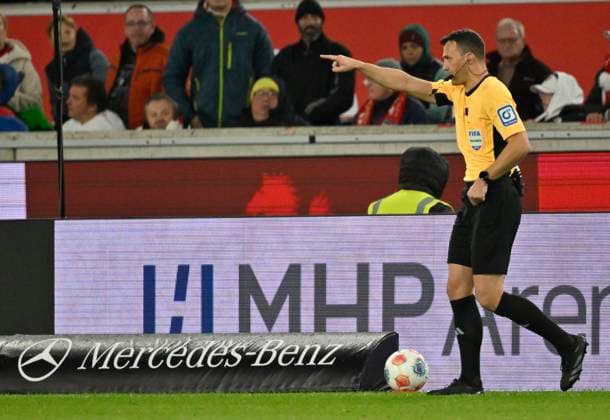 Referee Referee Felix Zwayer VAR, video assistant, video evidence, video referee video assistant referee decides on penalty kick, penalty kick gesture gesture VfB Stuttgart vs 1 FSV Mainz 05 26 10 2025 DFL REGULATIONS PROHIBIT ANY USE OF PHOTOGRAPHS AS IMAGE SEQUENCES AND OR QUASI VIDEO VfB Stuttgart vs 1 FSV Mainz 05