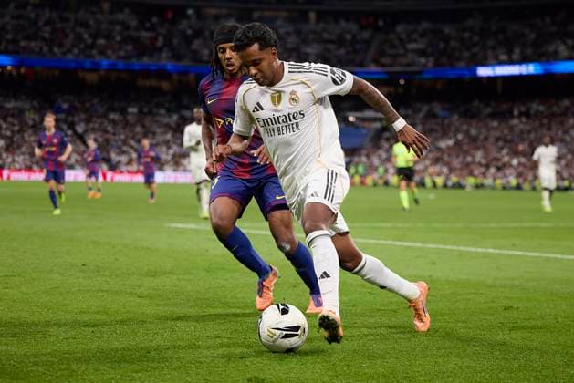 Rodrygo Goes (Real Madrid CF) and Jules Kounde FC Barcelona, Barca battle for the ball during the LaLiga EA Sports match between Real Madrid v FC Barcelona at Santiago BernabÃ u on October 26, 2025 in Madrid, Spain. (Photo by Manu Reino DeFodi Images) Rodrygo Goes Real Madrid CF and Jules Kounde FC Barcelona battle for the ball during the LaLiga EA Sports match between Real Madrid v FC Barcelona at Santiago BernabÃ u on October 26, 2025 in Madrid, Spain Photo by Manu Reino DeFodi Images