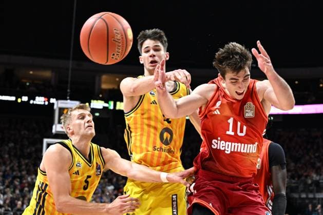 26 10 2025, xlakx, Basketball BBL Bundesliga, Alba Berlin FC Bayern Munich Basketball v l Sam Griesel Alba Berlin , Nevio Bennefeld Alba Berlin , Justinian Jessup FC Bayern Basketball duel, duel, fight, tackle Berlin Daniel Lakomski