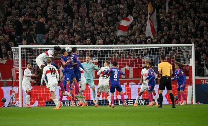 Penalty area scene, goal area scene header duel duel action Jae sung Lee 1 FSV Mainz 05 07 vs Dan Axel Zagadou VfB Stuttgart 23 VfB Stuttgart vs 1 FSV Mainz 05 26 10 2025 DFL REGULATIONS PROHIBIT ANY USE OF PHOTOGRAPHS AS IMAGE SEQUENCES AND OR QUASI VIDEO VfB Stuttgart vs 1 FSV Mainz 05