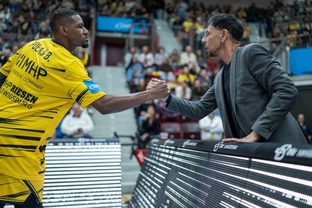 Yorman Polas Bartolo MHP RIESEN Ludwigsburg, 13 , Alexander Reil MHP RIESEN Ludwigsburg, 1 Chairman and President of the AG Basketball Bundesliga, positive emotions, GER, MHP RIESEN Ludwigsburg vs ratiopharm ulm, easycredit BBL, Basketball, Bundesliga, Matchday 5, Season 2025 2026, 26 10 2025, GER, MHP RIESEN Ludwigsburg vs ratiopharm ulm, easycredit BBL, Basketball, Bundesliga, Matchday 5, Season 2025 2026, 26 10 2025 Ludwigsburg Copyright: xEibner-Pressefoto SaschaxWaltherx EP_EER