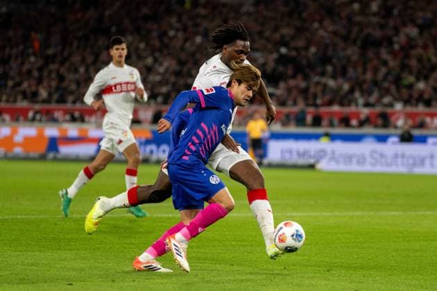 Kaishu Sano 1 FSV Mainz 05 and Dan Axel Zagadou VfB Stuttgart xettx, Germany, Stuttgart, 26 10 2025, Football, Bundesliga VfB Stuttgart vs 1 FSV Mainz 05, Season 2025 2026, Matchday 8, MHP Arena DFL DFB REGULATIONS PROHIBIT ANY USE OF PHOTOGRAPHS AS IMAGE SEQUENCES AND OR QUASI VIDEO