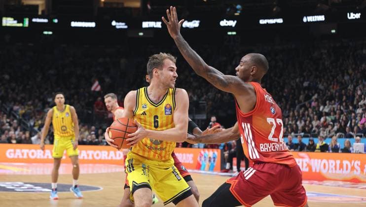 Malte Delow on the ball, Isiaha Mike duel Game scene Action Sport Basketball BBL Bundesliga Men 5 Matchday Season 2025 2026 26 10 2025 ALBA Berlin vs Bayern Munich