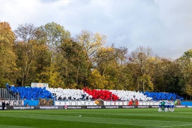 3 Liga Viktoria Köln Hansa Rostock 26 10 2025 Choreo of the fans of Hansa Rostock Wild on Hansa 3 Liga Viktoria Köln Hansa Rostock, Cologne, Sportpark Höhenberg on 26 10 2025 DFB REGULATIONS PROHIBIT ANY USE OF PHOTOGRAPHS AS IMAGE SEQUENCES AND OR QUASI VIDEO Copyright: xBEAUTIFULxSPORTS Wunderlx