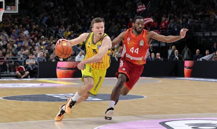 Martin Hermannsson on the ball, Kamar Baldwin duel Game scene Action Sport Basketball BBL Bundesliga Men 5 Matchday Season 2025 2026 26 10 2025 ALBA Berlin vs Bayern Munich