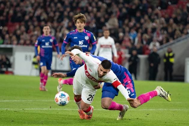 v li in duel Stefan Bell 1 FSV Mainz 05, 16 , Deniz Undav VfB Stuttgart 26 demands penalty, penalty kick GER, VfB Stuttgart vs 1 FSV Mainz 05, Football, Men, 1 Bundesliga, Matchday 8, Season 2025 2026, 26 10 2025, DFL DFB REGULATES PROHIBIT ANY USE OF PHOTOGRAPHS AS IMAGE SEQUENCES AND OR QUASI VIDEO, GER, VfB Stuttgart vs 1 FSV Mainz 05, Football, Men, 1 Bundesliga, Matchday 8, Season 2025 2026, 26 10 2025 Stuttgart Copyright: xEibner-Pressefoto WolfgangxFrankx EP_WFK