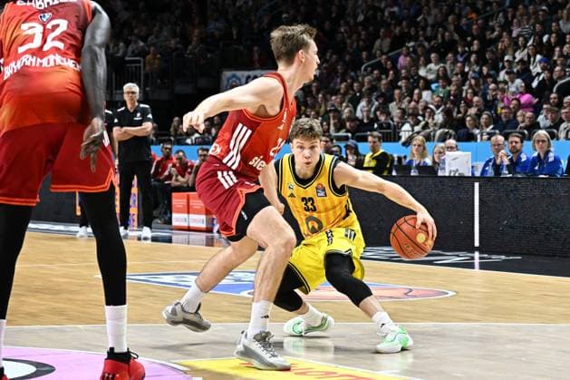 26 10 2025, xlakx, Basketball BBL Bundesliga, Alba Berlin FC Bayern Munich Basketball v l Justus Hollatz FC Bayern Basketball , Bennet Hundt Alba Berlin duel, duel, fight, tackle Berlin Daniel Lakomski