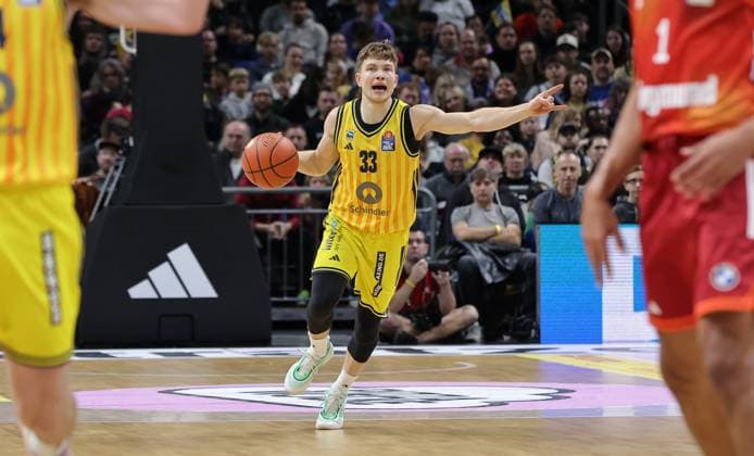 Bennet Hundt pointing at the ball, gesturing Single image Crop action Sport Basketball BBL Bundesliga Men 5 Matchday Season 2025 2026 26 10 2025 ALBA Berlin vs Bayern Munich