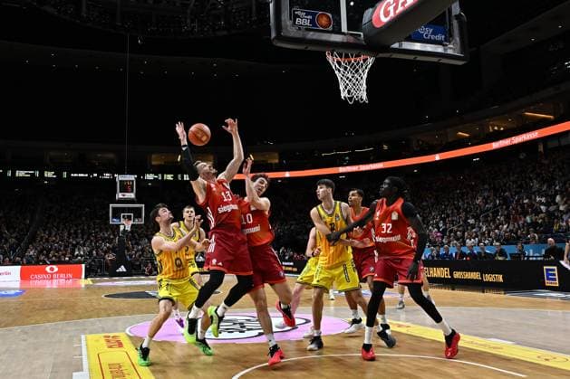 26 10 2025, xlakx, Basketball BBL Bundesliga, Alba Berlin FC Bayern Munich Basketball v l Jonas Mattisseck Alba Berlin , Andreas Obst FC Bayern Basketball , Justinian Jessup FC Bayern Basketball , Nevio Bennefeld Alba Berlin , Wenyen Gabriel FC Bayern Basketball duel, fight, tackle Berlin Daniel Lakomski